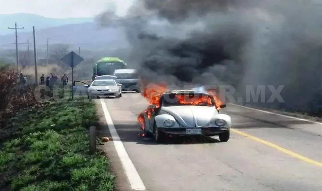 Vocho queda reducido a cenizas por cortocircuito