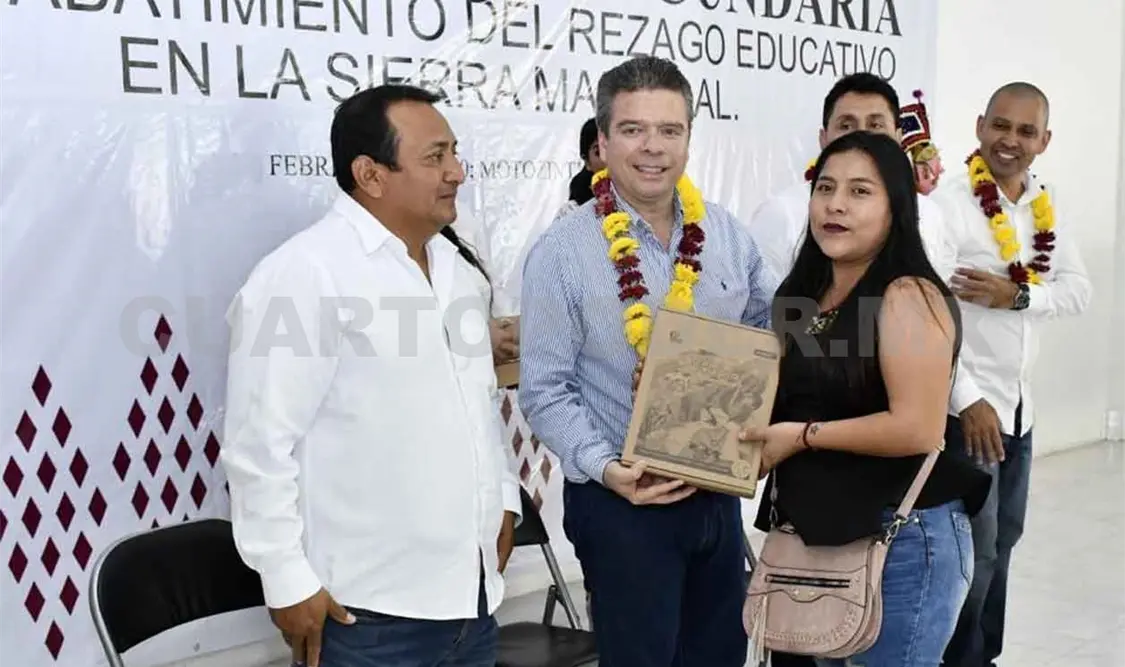 Asiste Brito a entrega de certificados de jóvenes