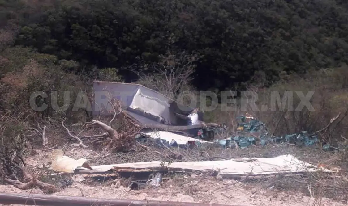 Tráiler cae en barranco