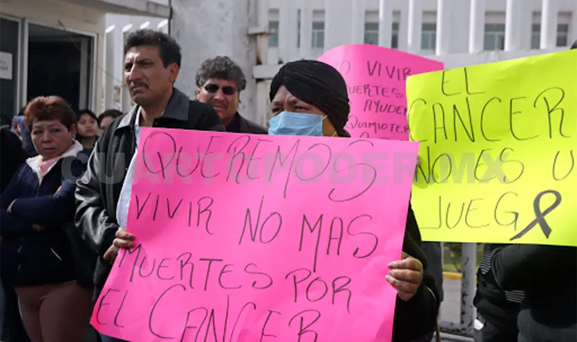 El viernes, cerca de 100 mujeres con cáncer de mama se manifestaron para exigir atención. Twitter