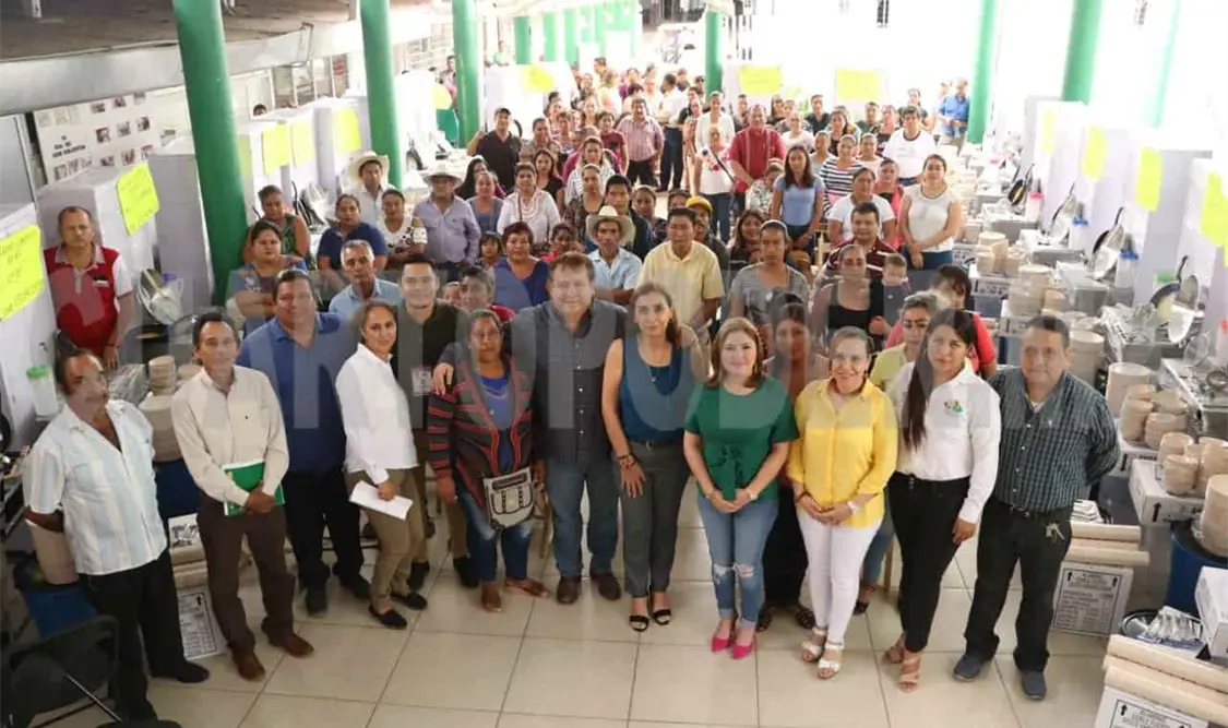 Autoridades escolares y padres de familia reconocieron el apoyo brindado por la presidenta del DIF y al alcalde de Villaflores. CP