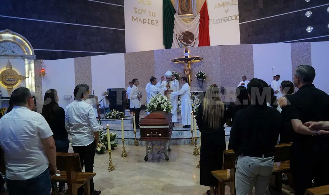 Cientos de personas acudieron a darle el último adiós al alcalde de Tapachula, quien fue despedido en una misa de cuerpo presente en el Santuario de la Virgen de Guadalupe. Rafael Victorio / CP