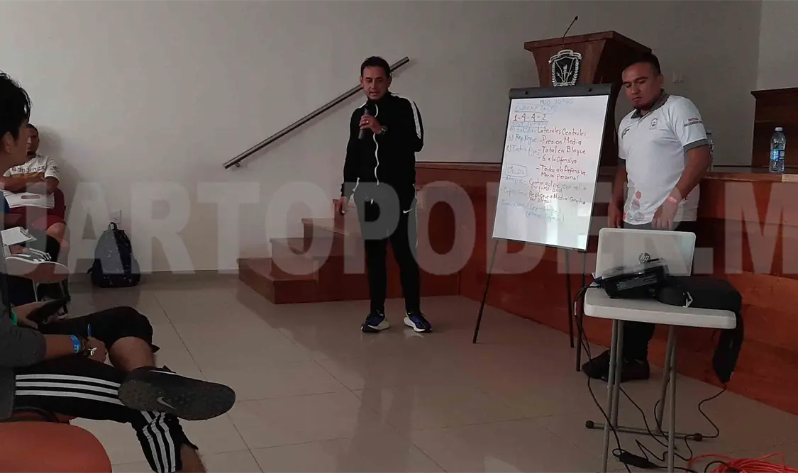 Realizada la tarea, los entrenadores oyentes pasaron a exponer ante el capacitador nacional autorizado. Freddy Manga/CP