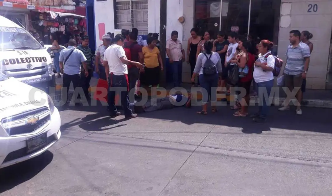 El transeúnte fue atendido por paramédicos de Protección Civil y luego lo trasladaron a un hospital. Rafael Victorio / CP