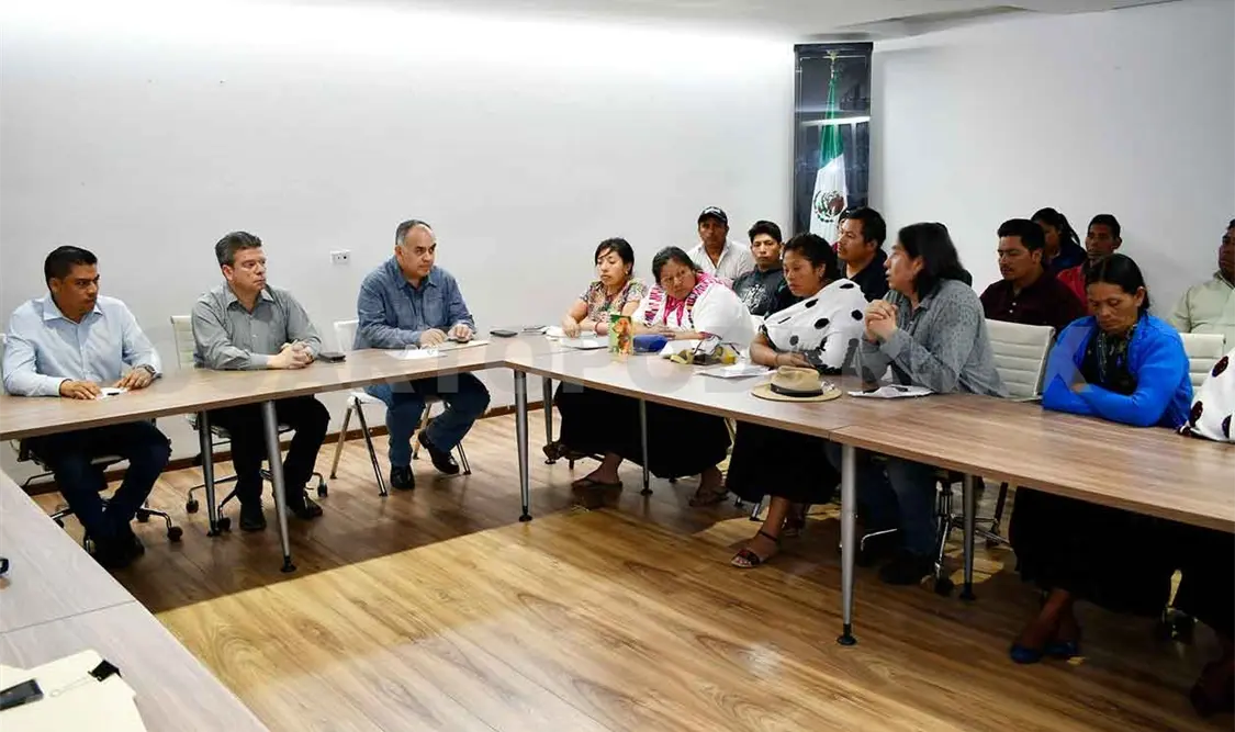 Desplazados acuerdan con Secgob levantar plantón
