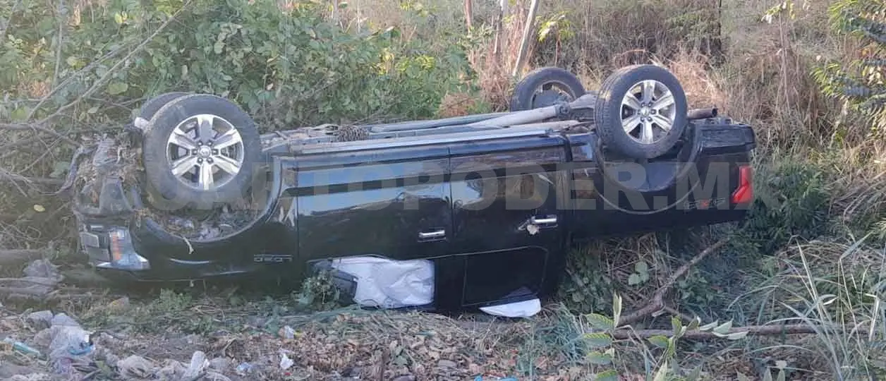Vuelca camioneta y conductor sale ileso