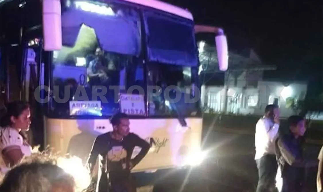 Simulan ser pasajeros y atracan autobús