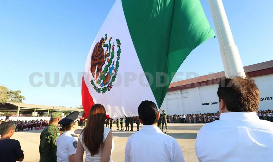 Inaugura Llaven asta y bandera monumental