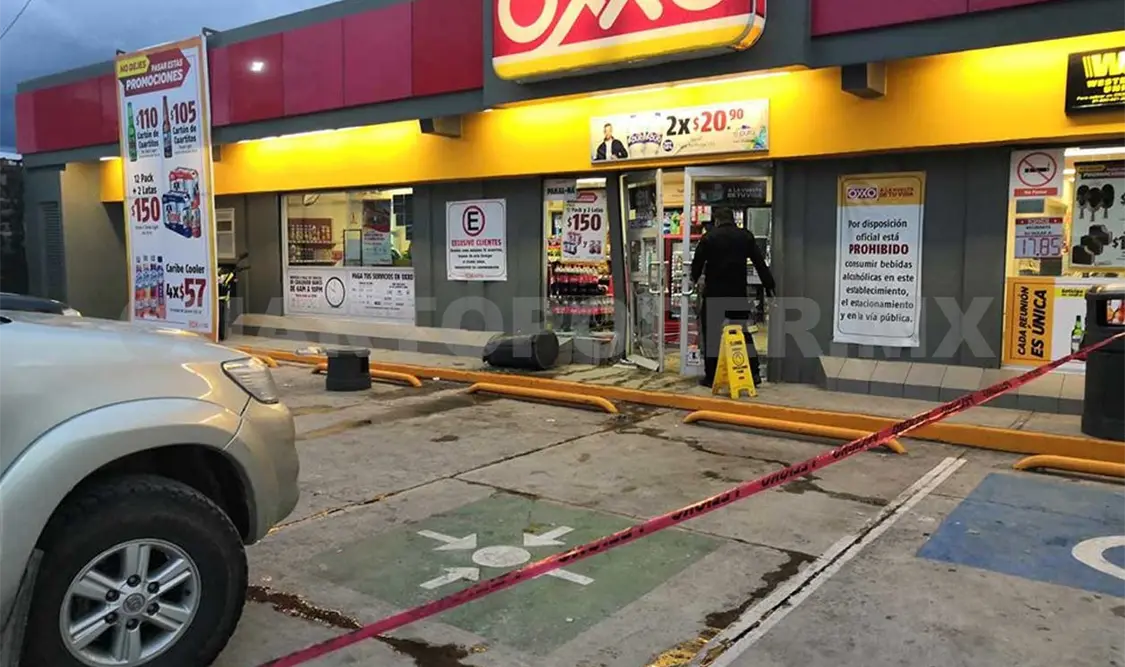 Camioneta se incrusta en tienda de conveniencia