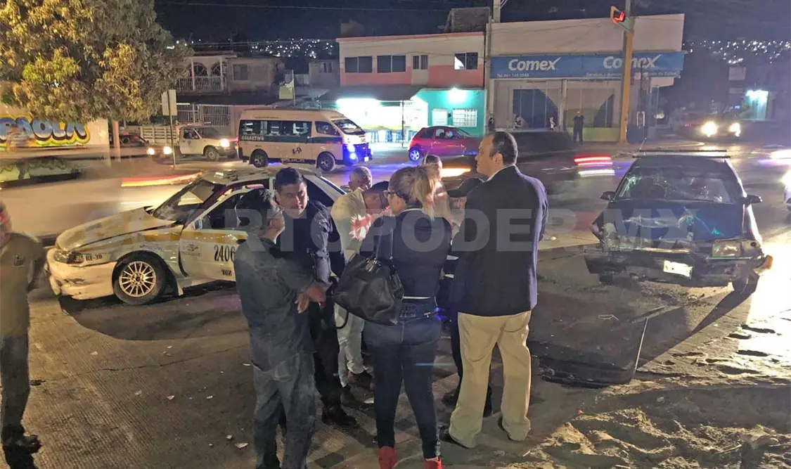Semaforazo entre taxi y Topaz en el libramiento
