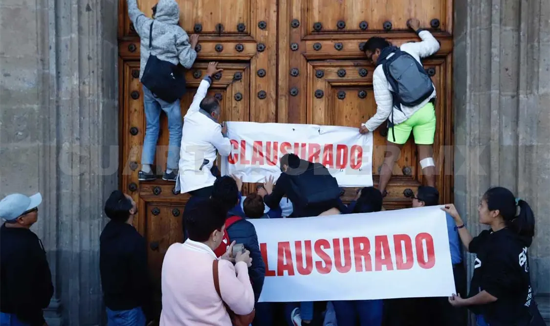 Mujeres con cáncer protestan afuera de Palacio Nacional
