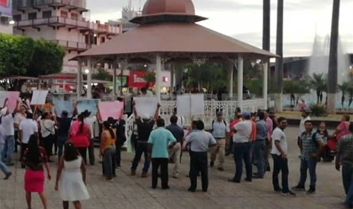 Se concentran personas en apoyo al primer regidor