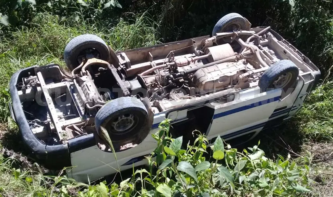 Ocho lesionados al volcar colectivo en un barranco
