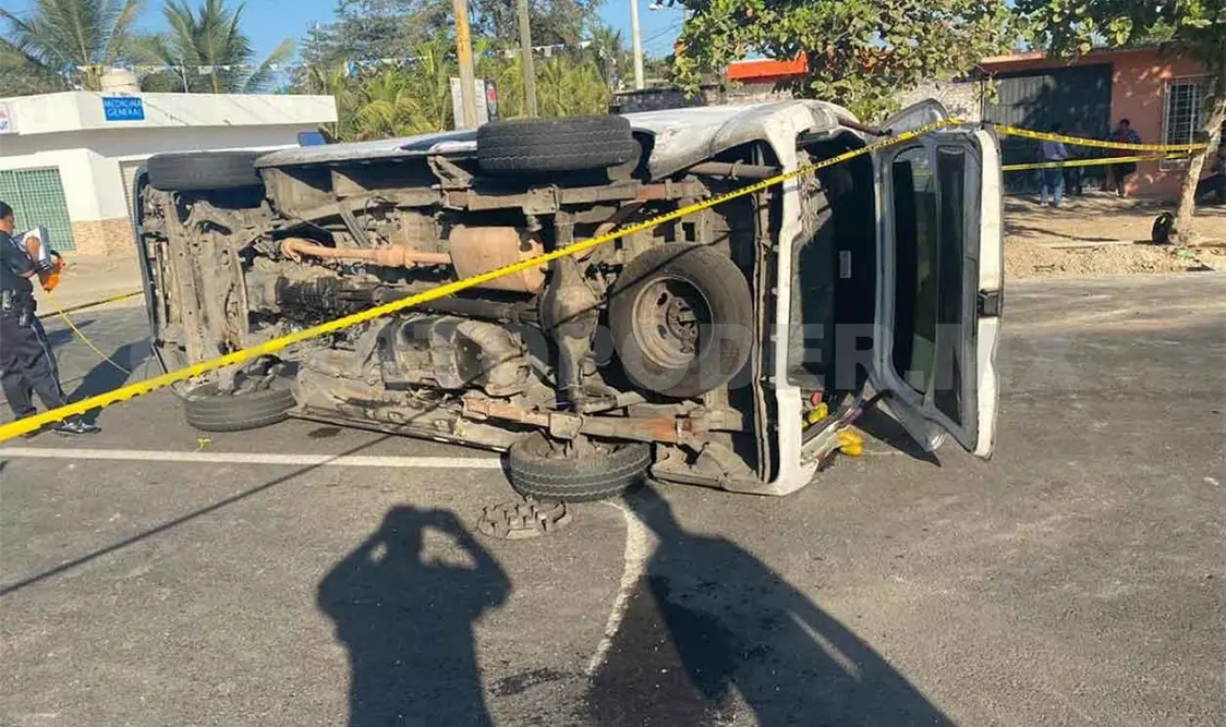 Tres lesionados al volcar un colectivo