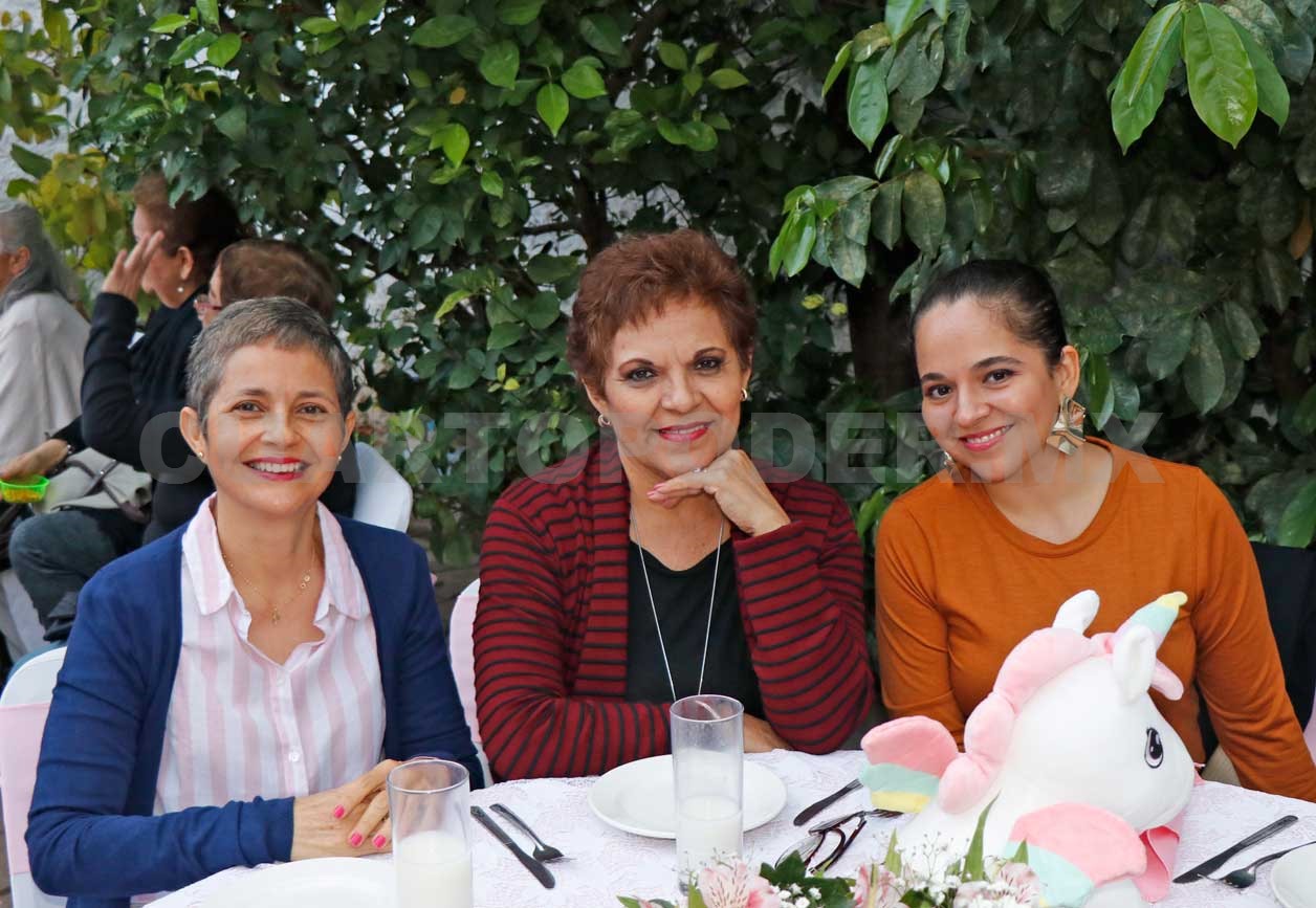 Carmen disfrutó su baby shower