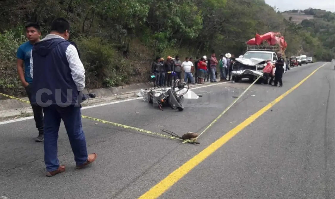 Joven fallece al estrellar su moto contra Pick up