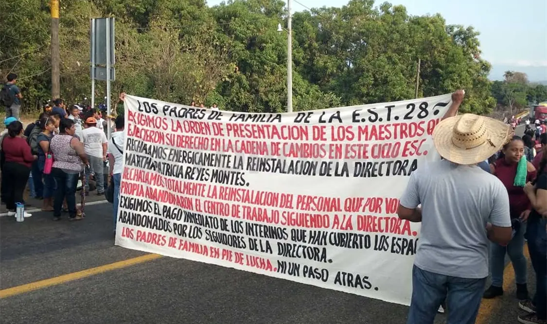 Padres de familia levantan bloqueo carretero