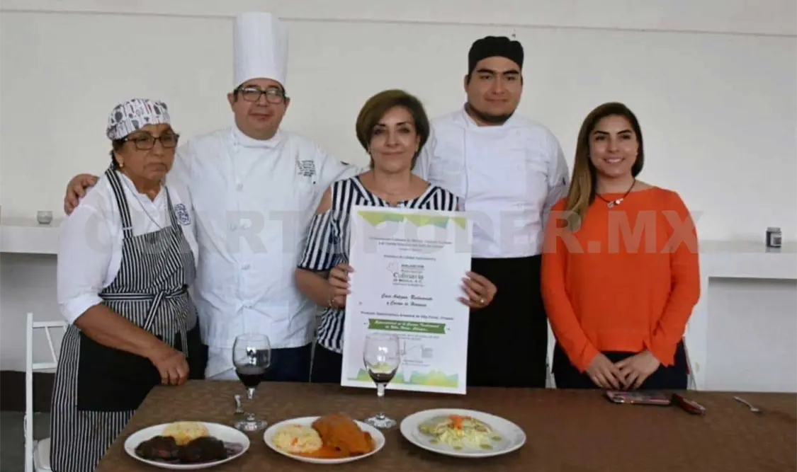 Cocinera tradicional recibe certificación
