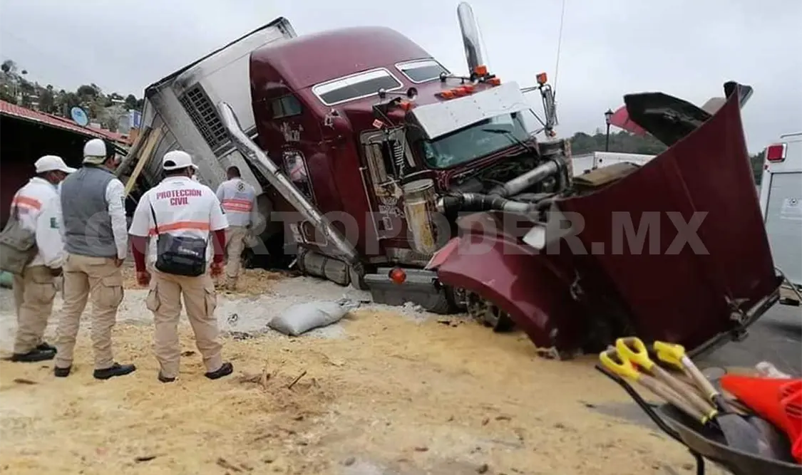 Tráiler sin frenos provoca destrozos; cuatro heridos