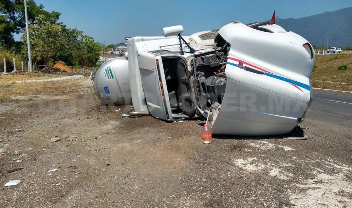 Vuelca tráiler en la Curva del Diablo