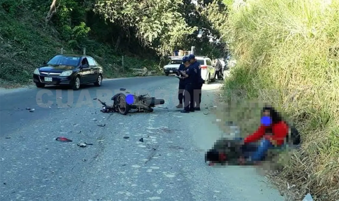 Joven se estrella contra camioneta y sale herido