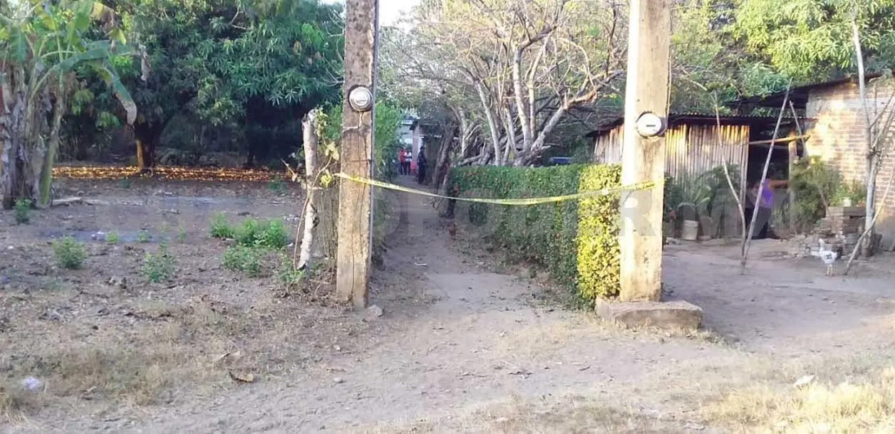 Encuentran ahorcados a adulto mayor y jovencito