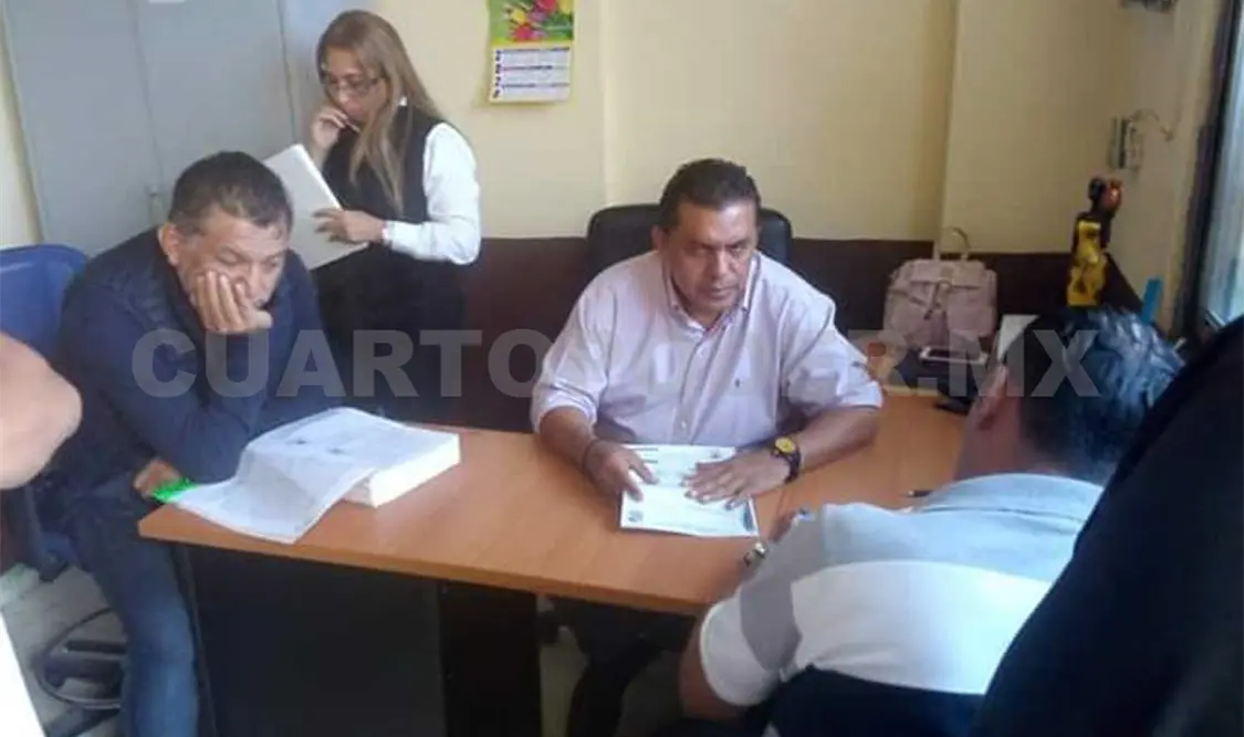 Abogados encabezados por Robertino Vásquez Monterrosas, acudieron ante las autoridades municipales para presentar la solicitud de pago. Ramiro López / CP
