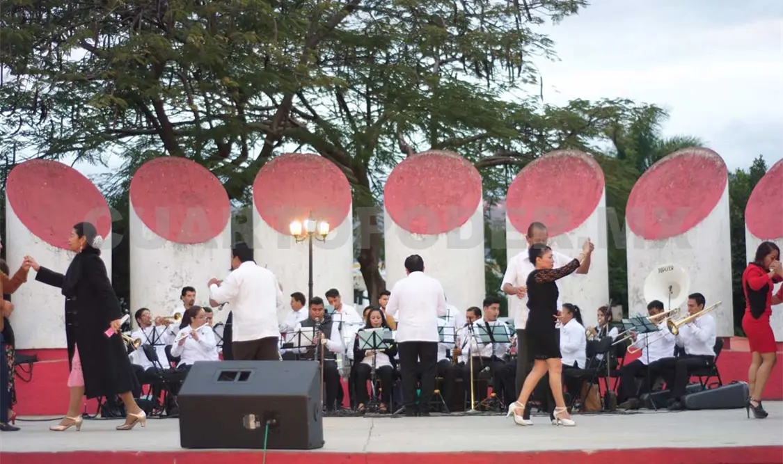 Realizan tardes de danzón en el Jardín del Arte