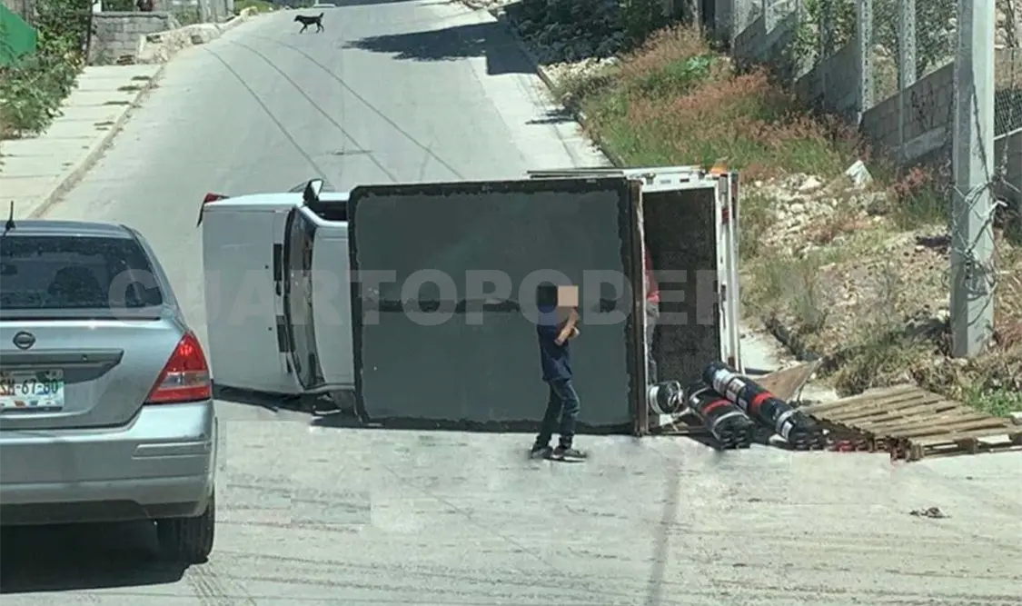 Miles de pesos en daños materiales fue lo que dejó como saldo el accidente ocurrido ayer por la mañana al norte poniente de la ciudad. CP