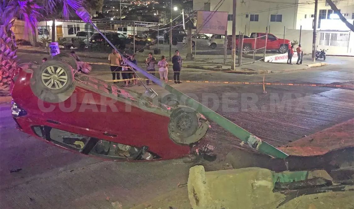 El automóvil Honda quedó con las llantas al aire tras caer de un carril al otro tras la colisión de los automotores. José Ortega / CP