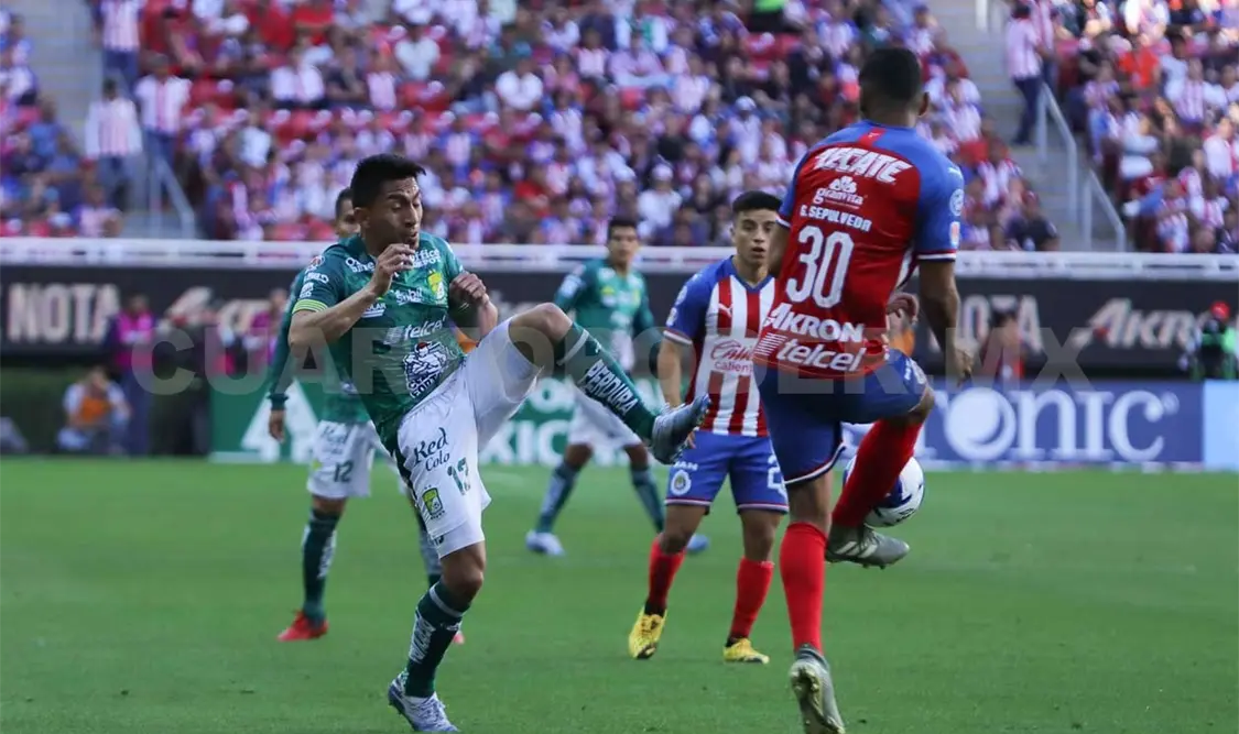 Chivas regresa a zona de Liguilla tras vencer a León