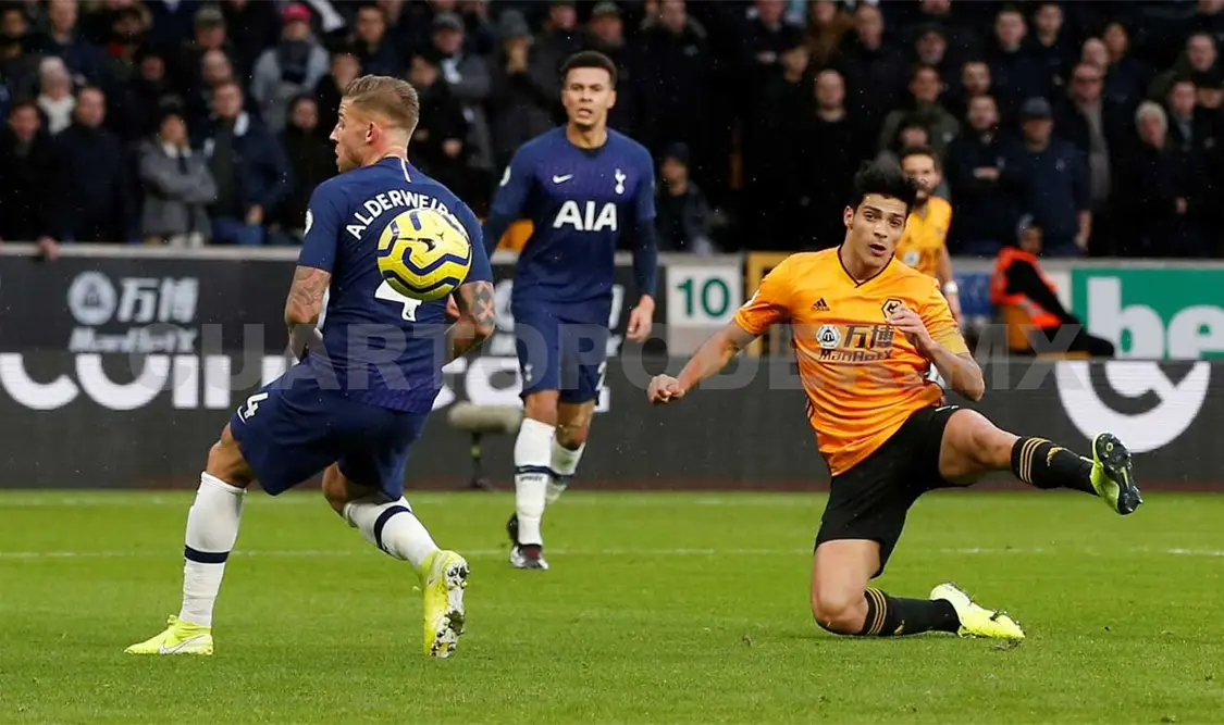 Jiménez marca golazo y da el triunfo a Wolves