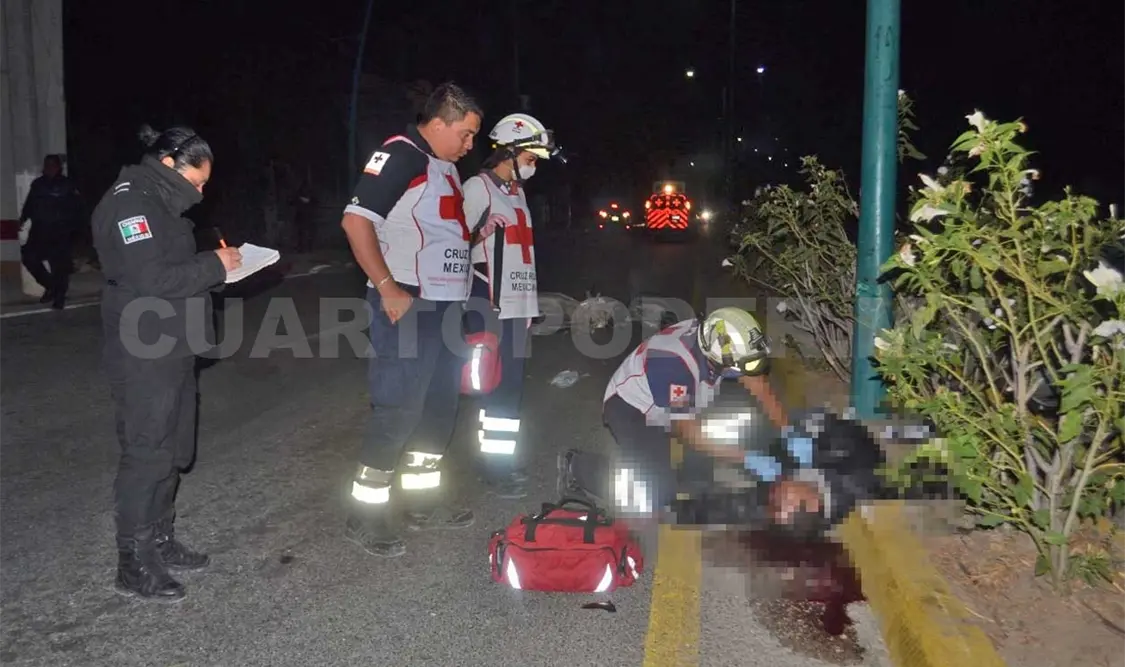 Invade carril y se estrella; joven fallece
