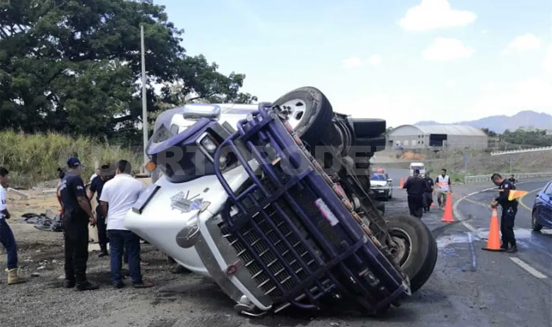 Otra volcadura de tráiler en la Curva del Diablo
