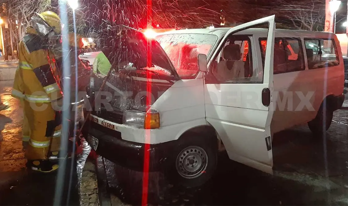 Vehículo se incendia frente al parque Central