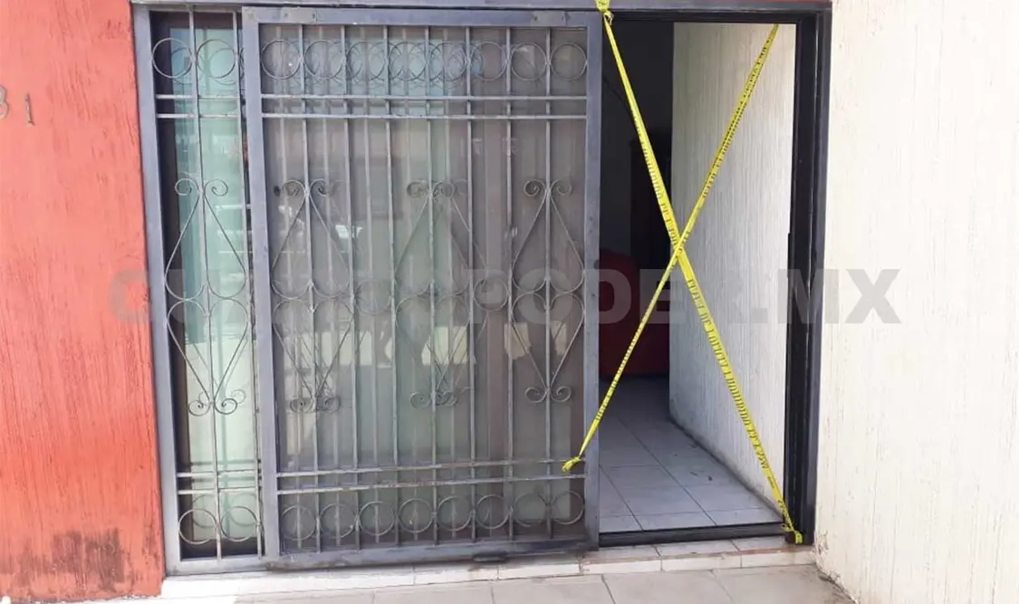 Los hallan muertos al interior de sus casas