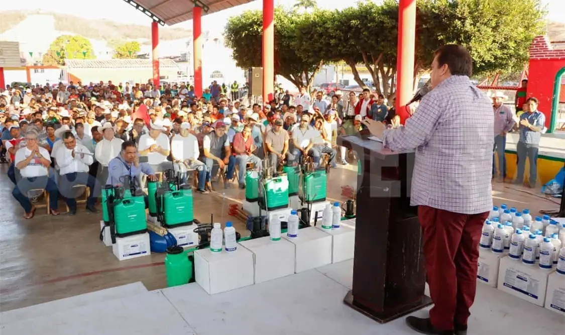 El alcalde solicitó a los campesinos coadyuvar con estas herramientas a prevenir y combatir los incendios de todo tipo. CP