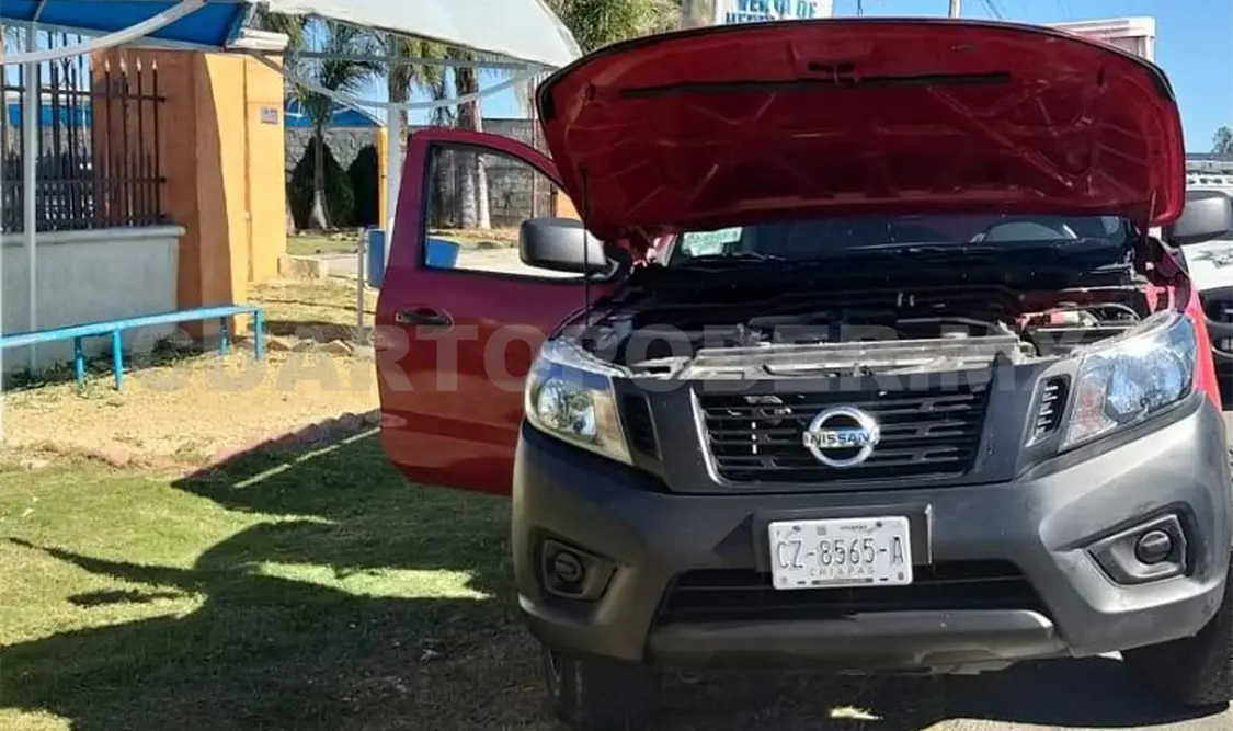 Detienen a dos personas por conducir autos robados