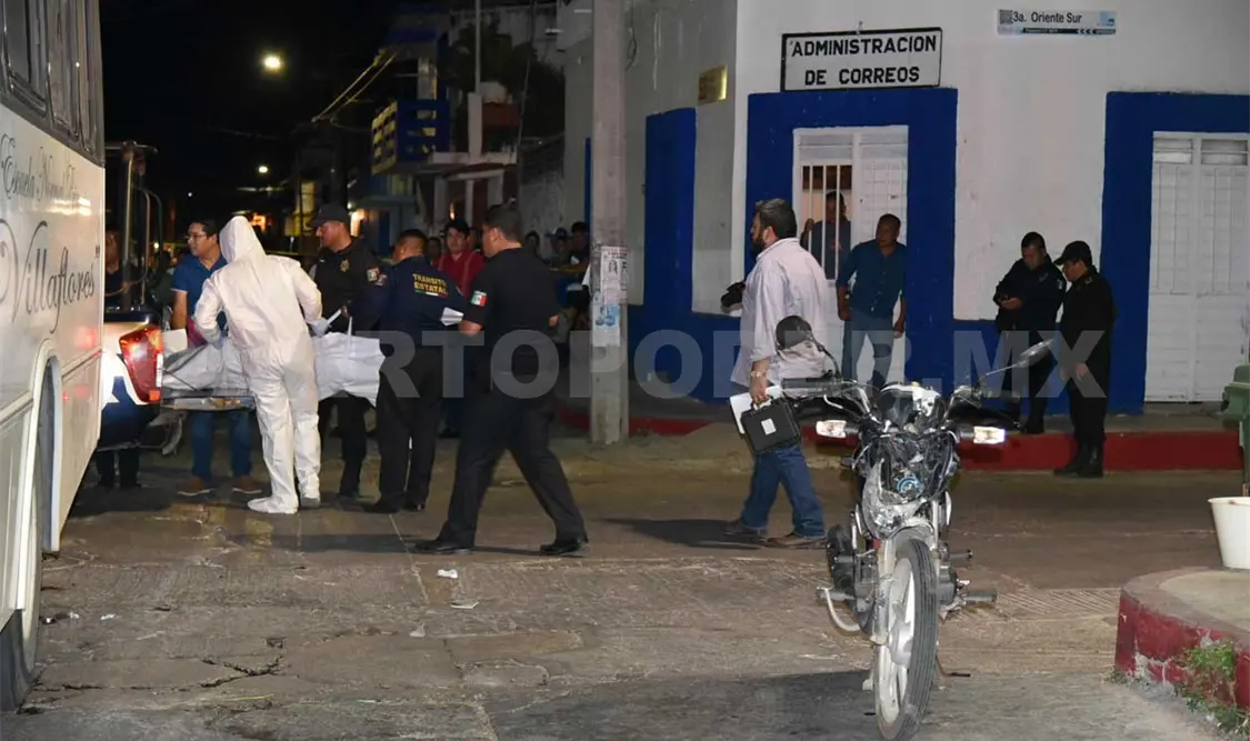 Muere motociclista al estrellarse en microbús