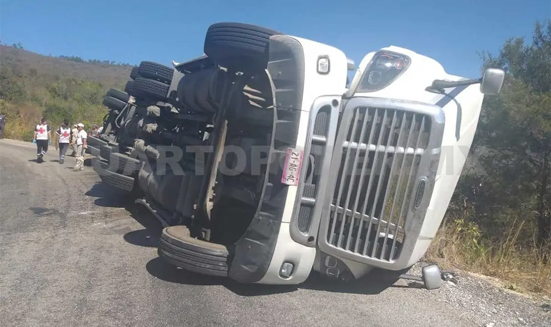 Vuelca tráiler con 30 toneladas de cerveza