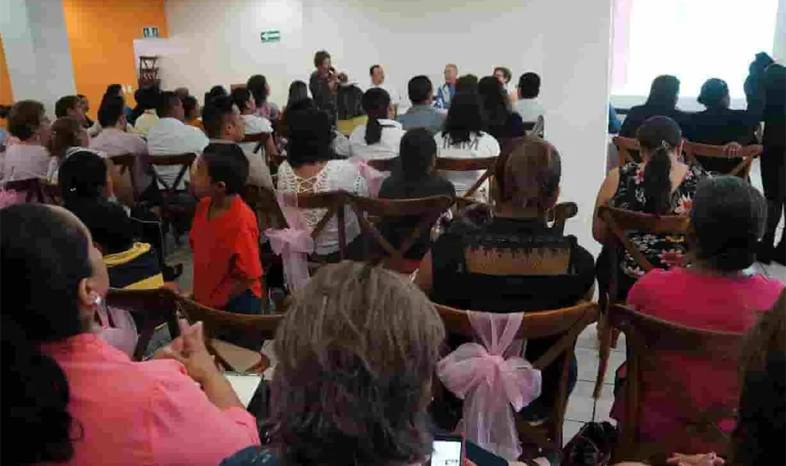 Acampan en la entrada de las ambulancias del Hospital de Especialidades Pediátricas. Guillermo Ramos / CP