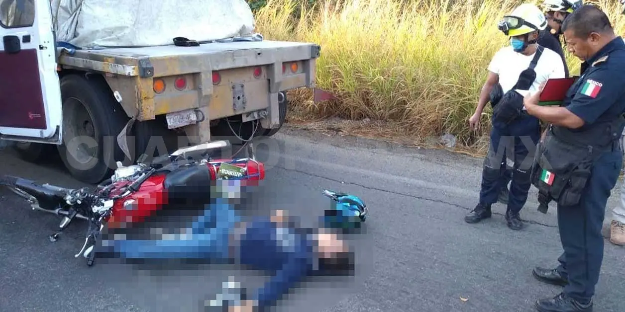 Muere repartidor al impactar con tráiler