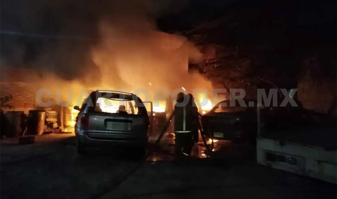 Incendio en taller dejó dos autos reducidos a cenizas
