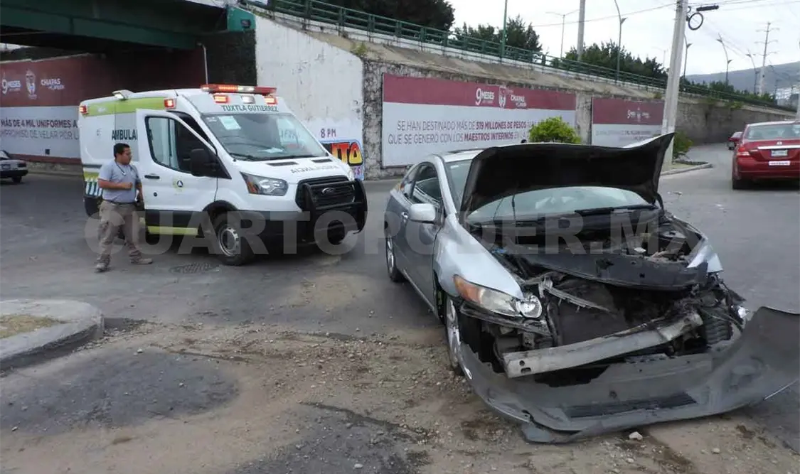 Mujer queda lesionada en accidente automovilístico