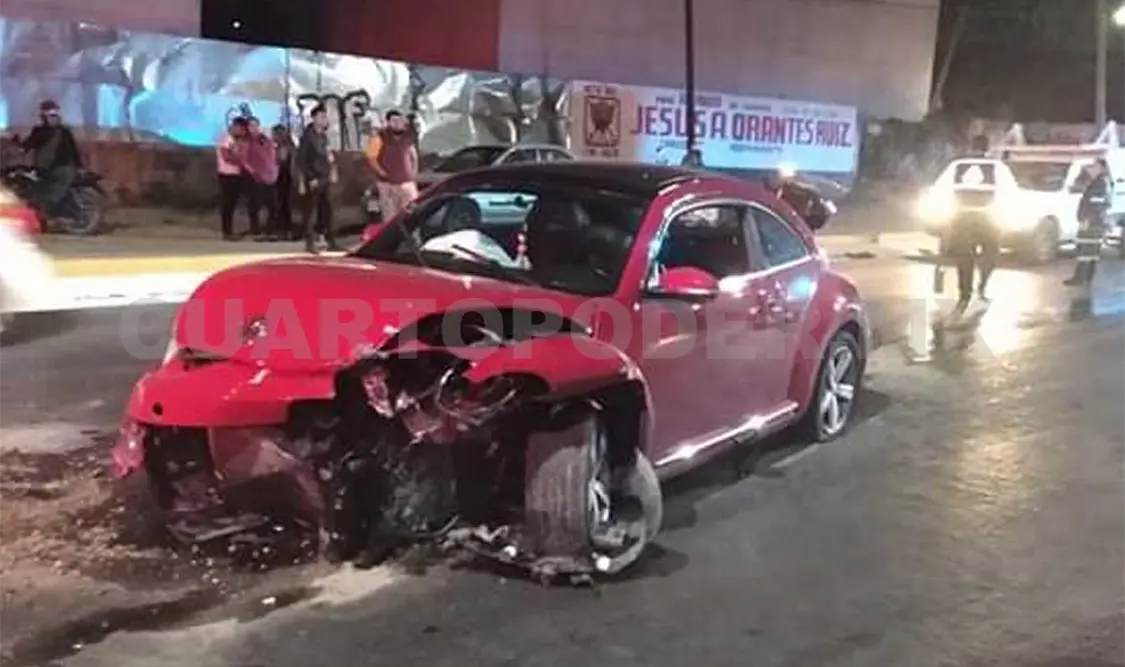 Beetle se estrella contra camellón; tres heridos