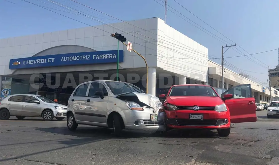Chocan particulares en cruce de calles