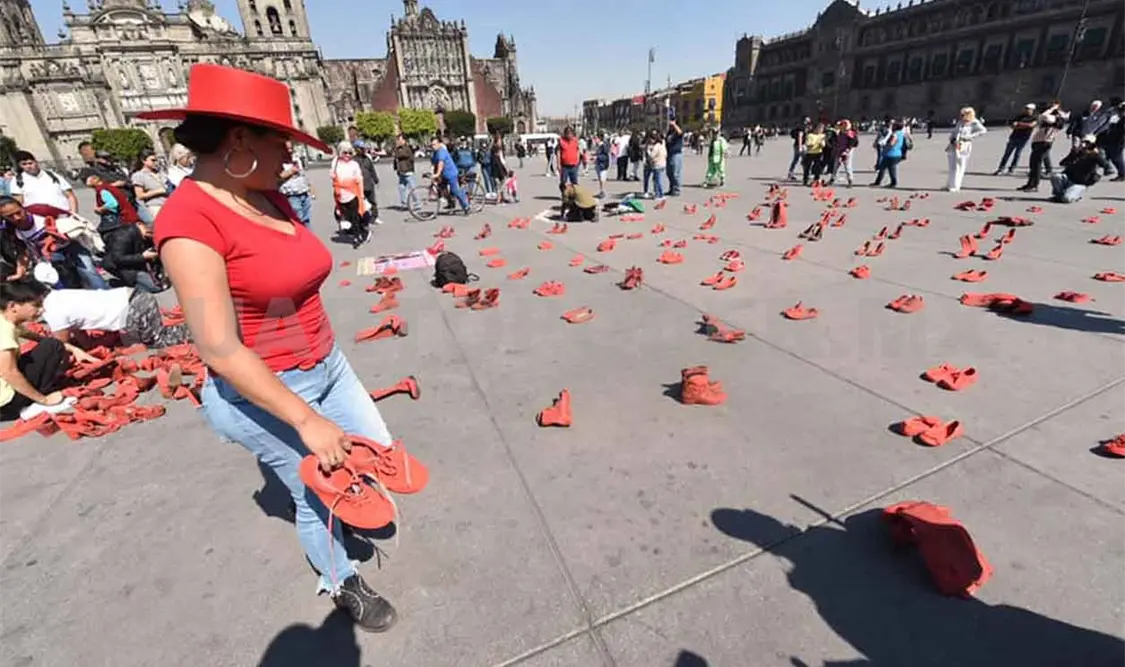 Colocan zapatillas por feminicidios