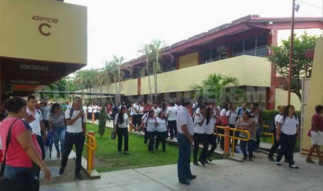 Toman protesta a nuevo director de CBTIS