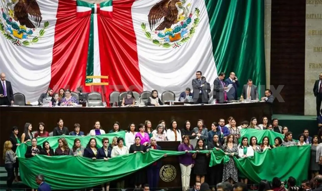 Diputadas chocan por feminicidio y aborto
