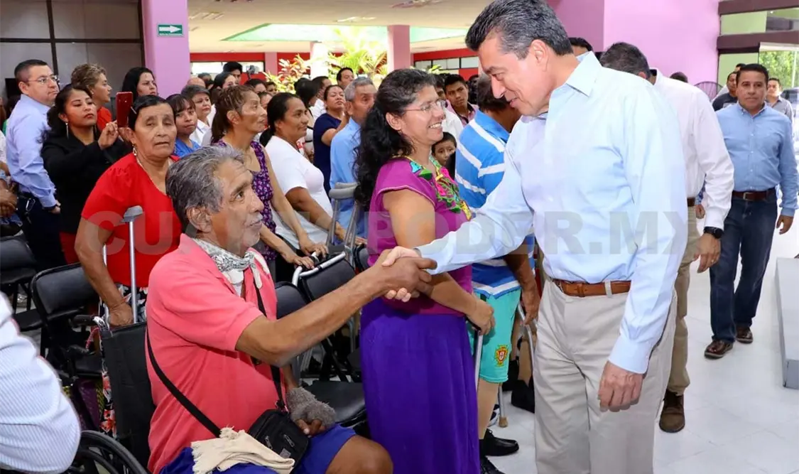 Entrega Rutilio Escandón prótesis a hombres y mujeres